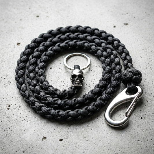 Anthrazitfarbene Paracord-Portemonnaie-Kette mit geflochtenem Band, Edelstahl Karabiner und dekorativem Totenkopf-Anhänger aus Edelstahl