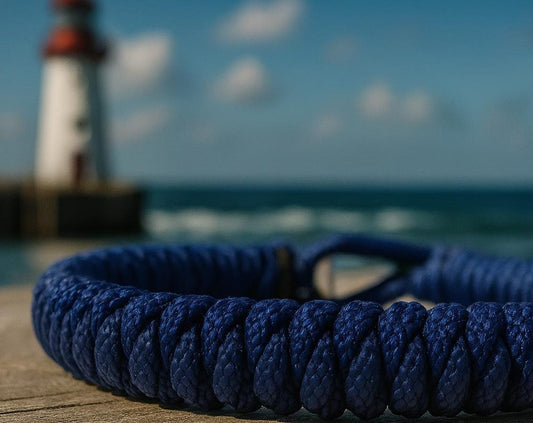 A breath of sea air on your wrist – adjustable bracelet made of genuine paracord, hand-knotted in Midnight & Marine Blue